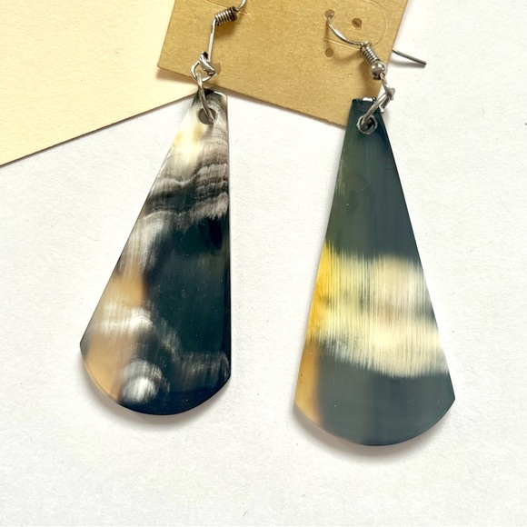 🏷️ abstract black & white boho dangling earrings - Picture 5 of 8